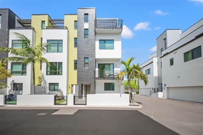 Building Photo - 907 Arlington Ave N Rental