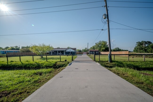 Photo - 1102 Crosby Dayton Rd