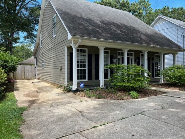 Photo - 4/2.5 located in Pinehurst subdivision