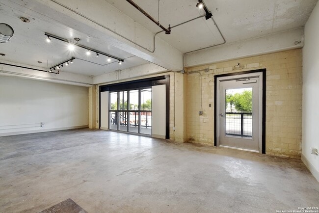 Photo - 215 Coca-Cola Pl