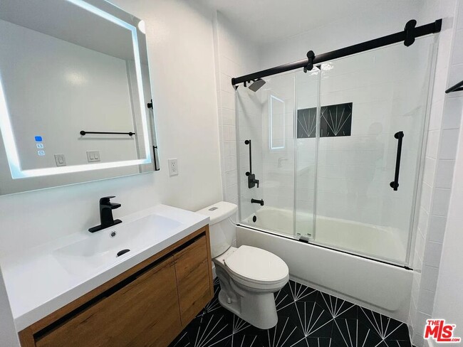 Photo - 5820 S Mansfield Ave