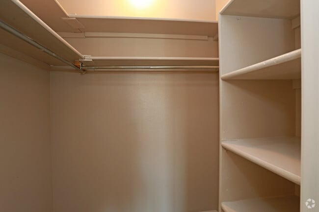 2BR, 2BA - 989 SF