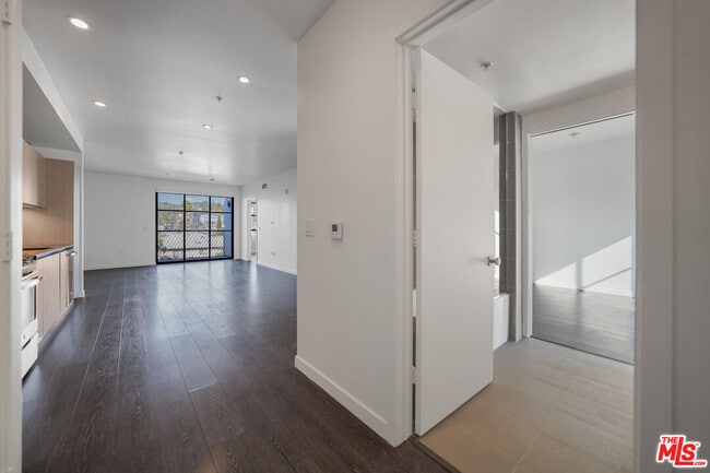 Photo - 5800 Harold Way Unidad 412