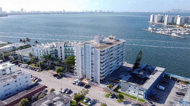 Building Photo - 2016 Bay Dr E Unit 201