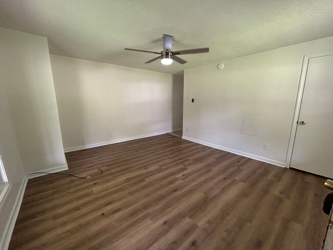 Building Photo - 5986 Virginia Ave Unit Apt 1