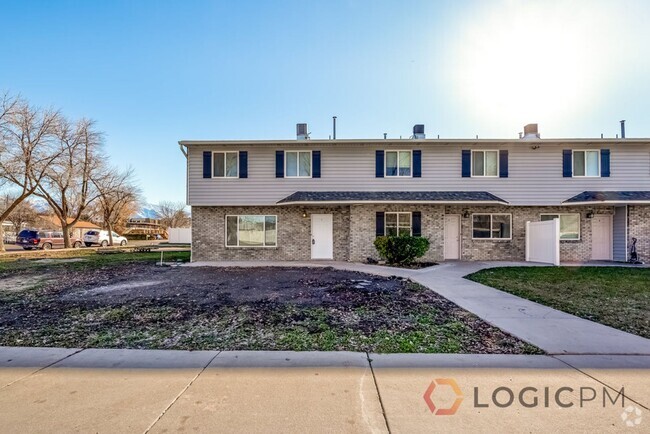Building Photo - Newly Remodeled End Unit Townhome!