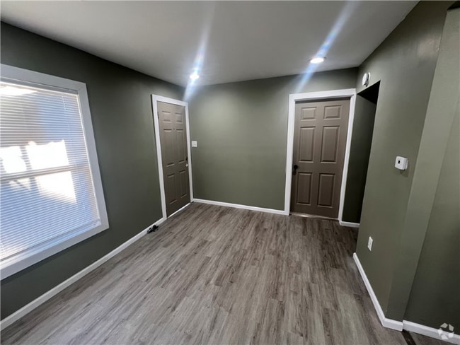 Building Photo - 1640 E Division St Rental