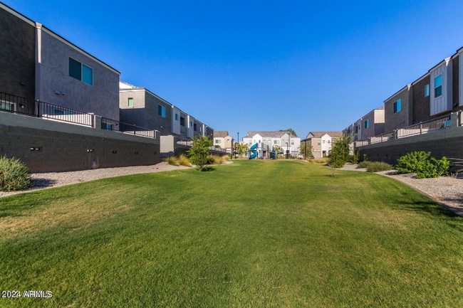 Photo - 2268 W Laurie Ln Townhome