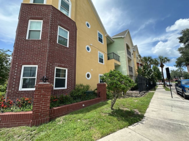 Building Photo - 1910 E Palm Ave Unit Apt 10101