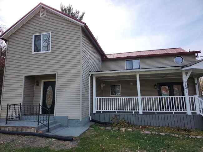 Photo - Large 4 BR, 2 Bath Country Home and Workshop