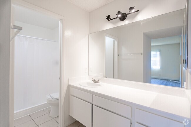 2BR,2BA - 945SF- Bathroom
