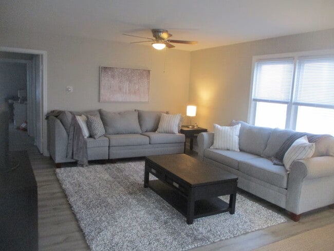 Living Room - 11 S Gladstone Ave Unit 1st Floor