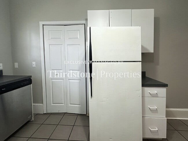 Photo - 2881 Selma St