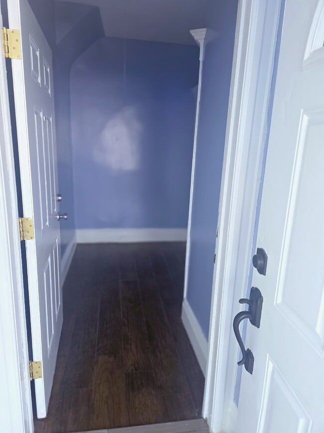 Building Photo - 212 Oakwood Pl Unit Lower Level