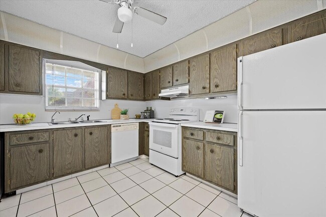 Photo - 102 Amherst Ln