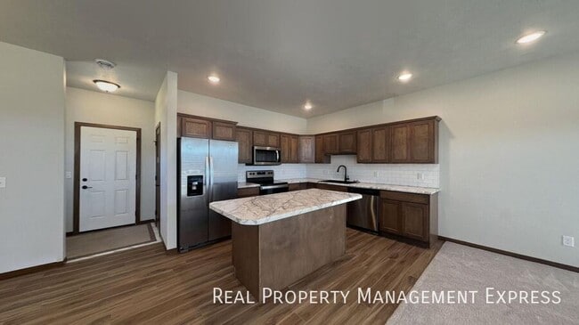 Building Photo - Stunning 3-Bedroom 2.5-Bathroom Townhome