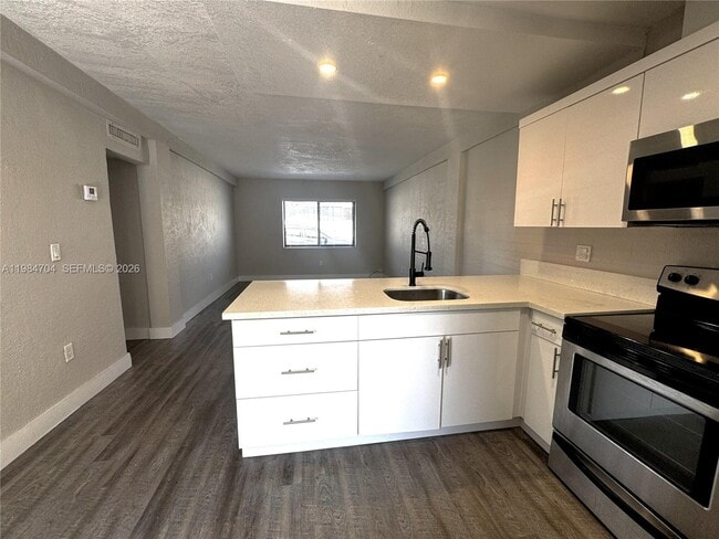 Building Photo - 805 W 30th St Unit 8