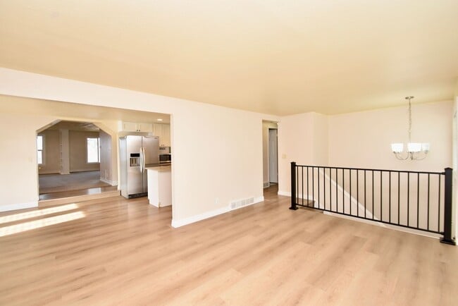 Photo - Spacious 5 Bedroom 3 Bathroom Home in Sandy!