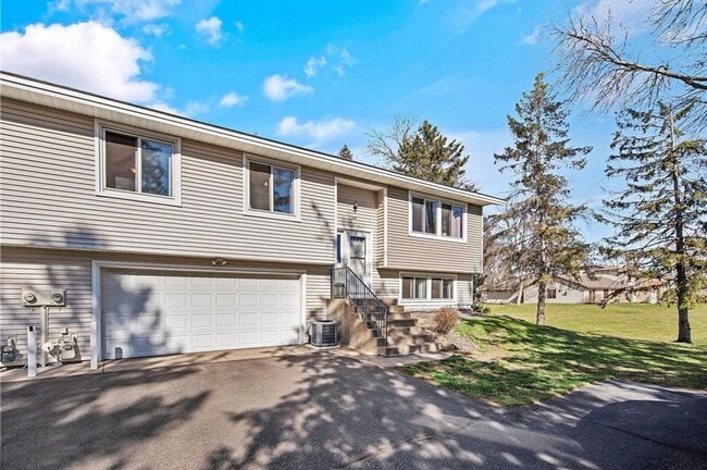 Building Photo - 3 Bed/2 Bath Townhome - Available Sept 1st!