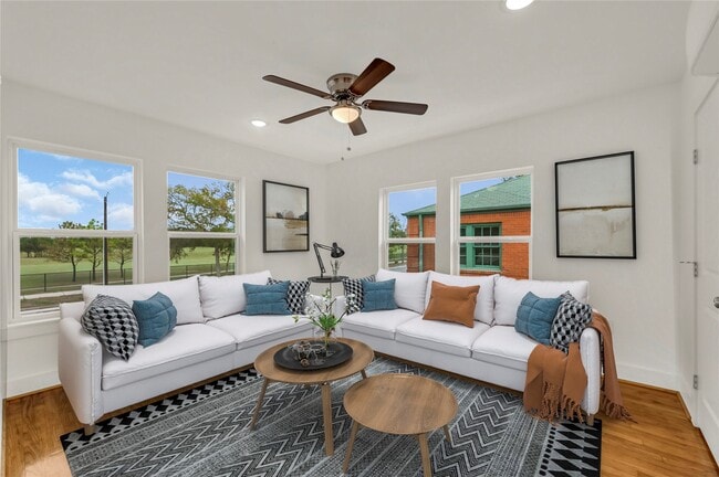 Building Photo - 6620 Lawndale St Unit 4