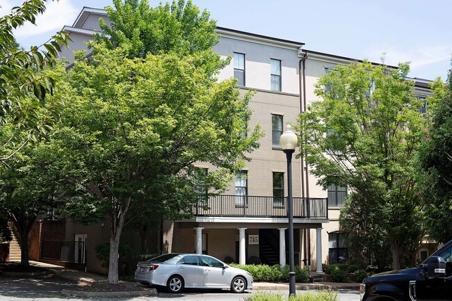 Building Photo - Dog-Friendly Walker Square Condo Near UVA Hospital Unit 3D