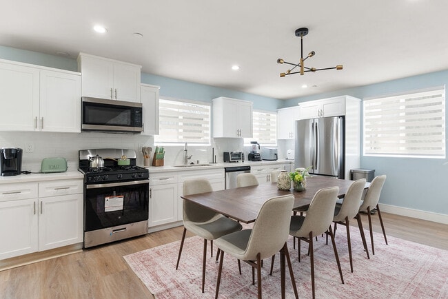 Photo - 1341 N Mariposa Ave