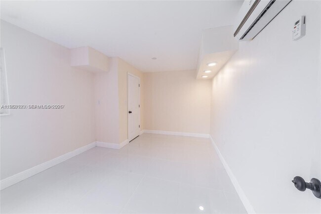 Photo - 1748 NE 180th St Unidad 0