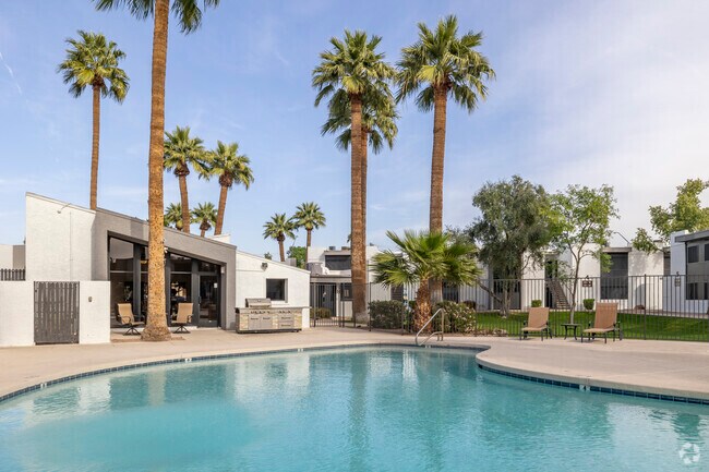 Pool and Spa - Emerald Apartments