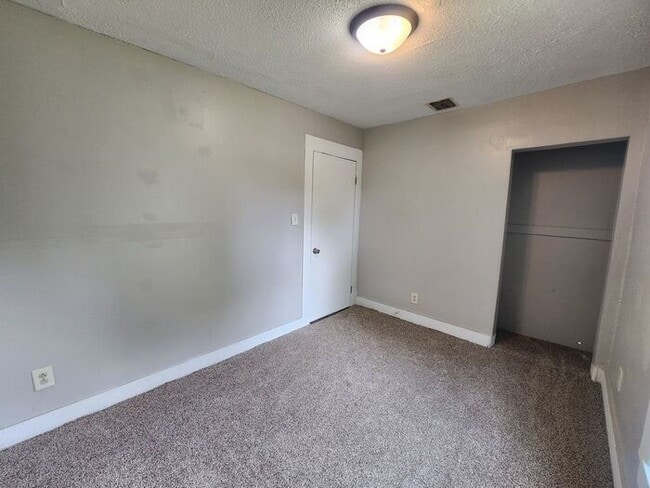 Building Photo - 2 Bedroom Duplex on the Northside