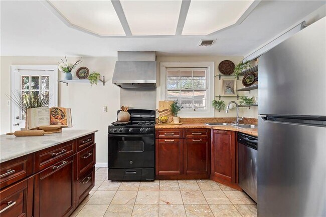 Photo - 2451 Warwick Cir NE