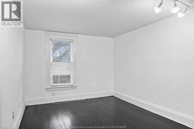 Photo - 835 Moy Ave