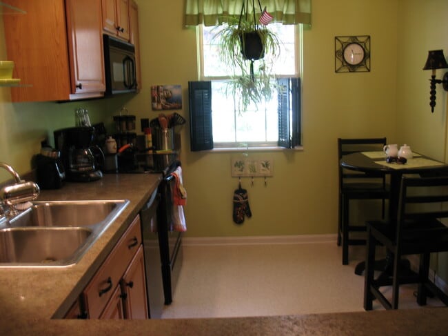 Building Photo - 1048 W Foxcroft Dr