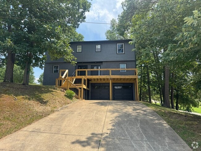 Building Photo - BEAUTIFUL 2 BEDROOM 1.5 BATH SOUTHSIDE PAR... Rental