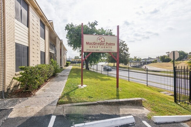 Building Photo - 3631 N MacGregor Way