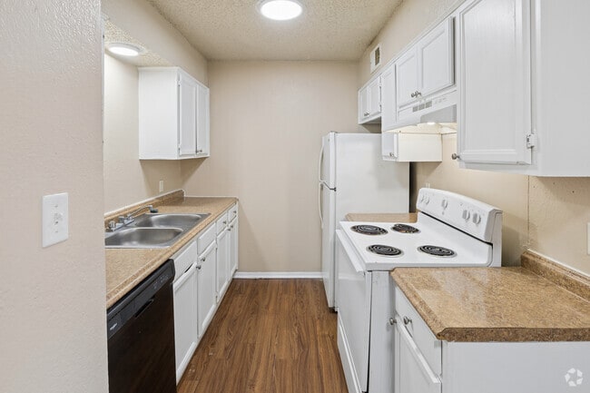 2BR, 1.5BA - 829SF - Kitchen - Pine Terrace