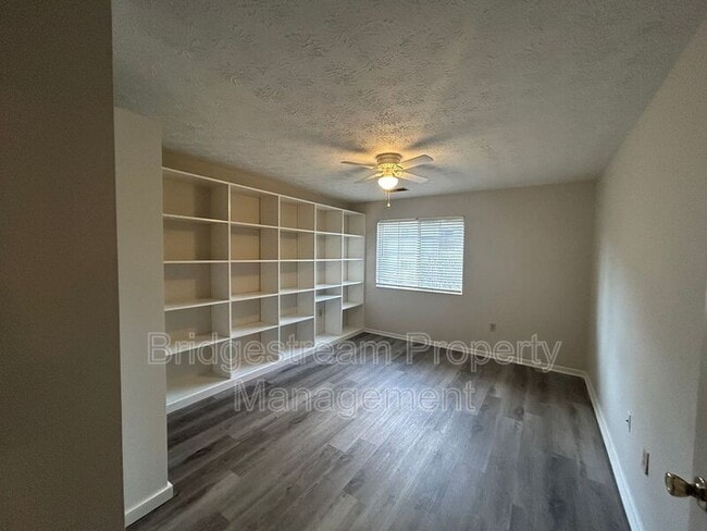 Photo - 6615 Hedington Square