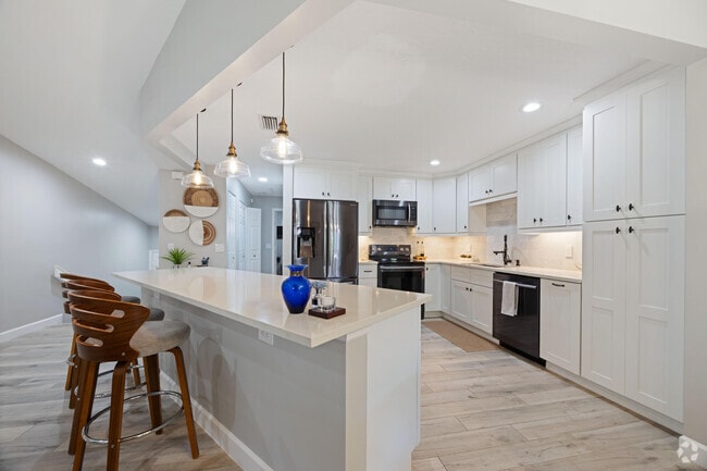 Building Photo - 5710 Coach House Cir Unit F