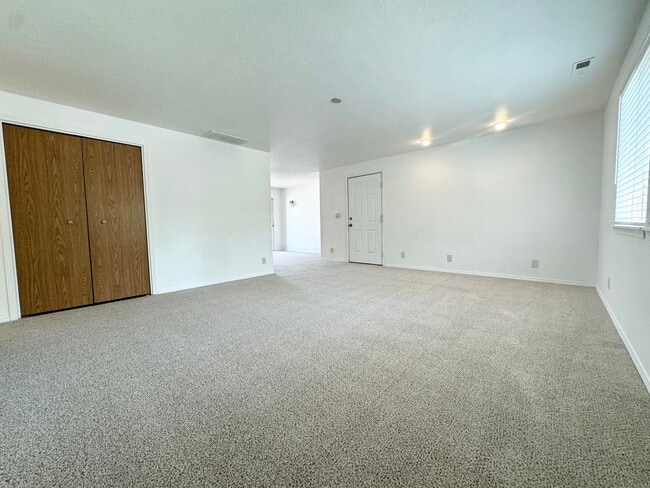 Building Photo - 2bd/1b Apartment, Boise Bench-Close to Eve... Unit 201