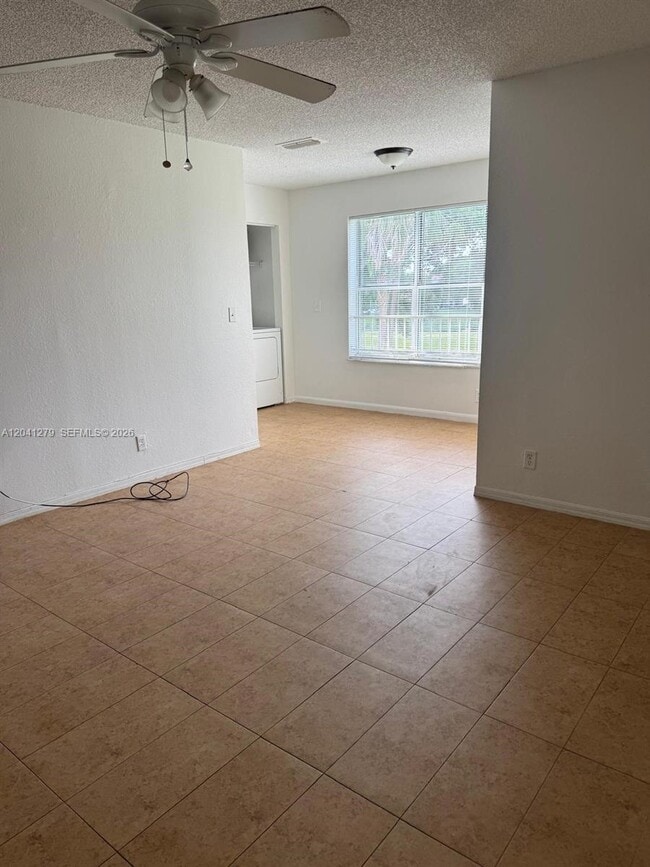 Building Photo - 3400 Pinewalk Dr N Unit 924