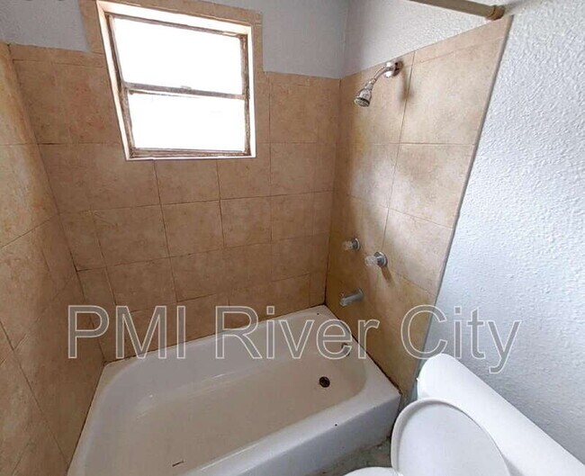 Photo - 1331 W 25th St