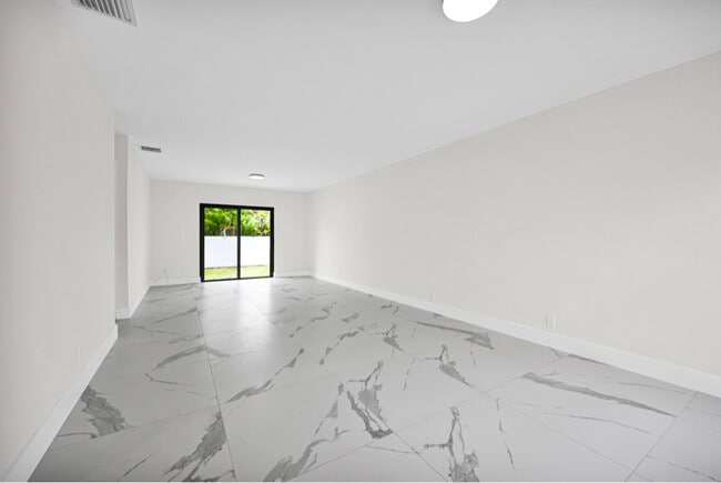 Photo - 100 SW 7th St Unidad 2