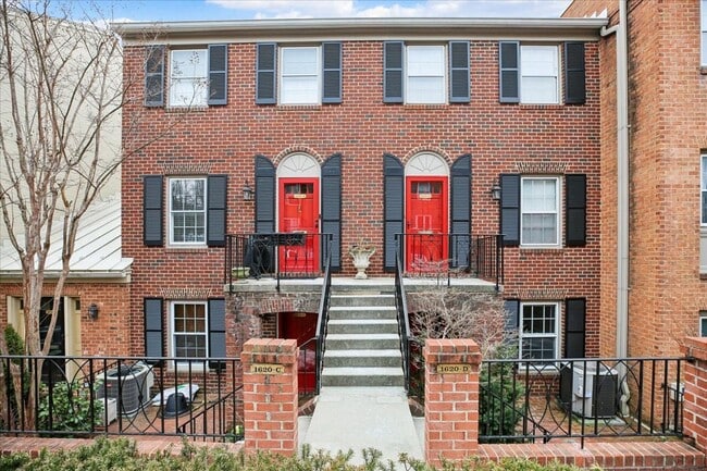 Building Photo - Spacious 2BR/2.5BA Townhouse-Style Condo in Gated Mount Pleasant Community