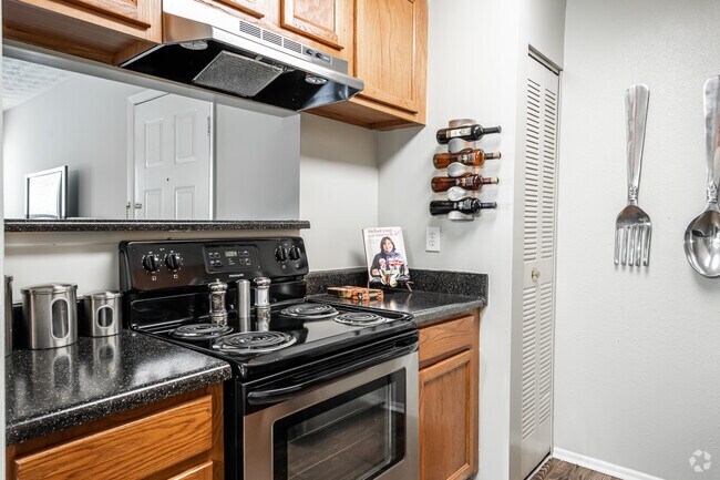 1BR, 1BA - 855SF - Wood Creek at Roswell