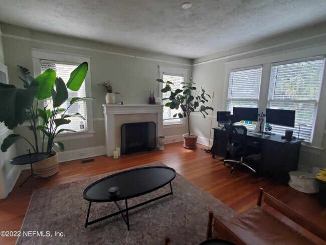 Photo - 2846 Sydney St