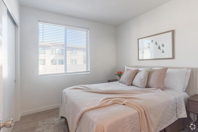 2BR, 1BA - 688SF - Bedroom