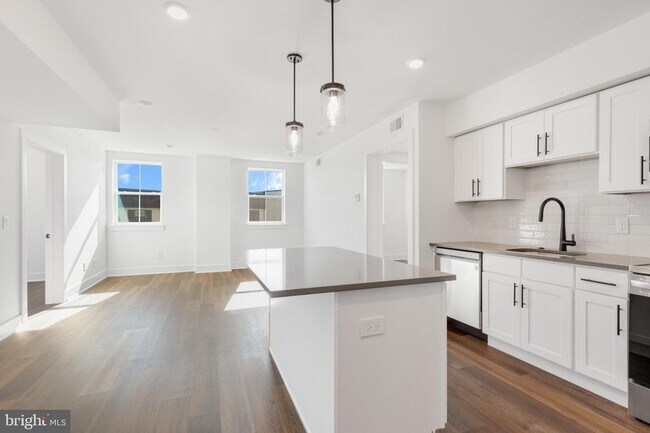 Building Photo - 7037 Ridge Ave Unit 204