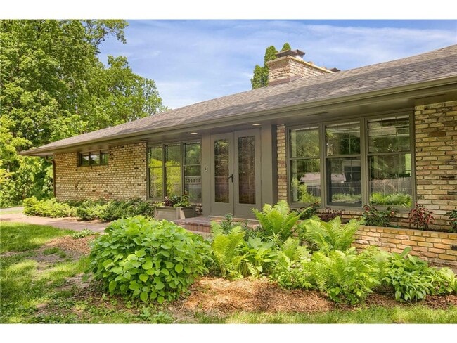 Building Photo - 3465 Deephaven Ave