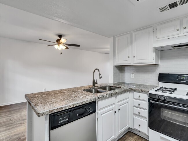 Photo - 1208 N Logan St
