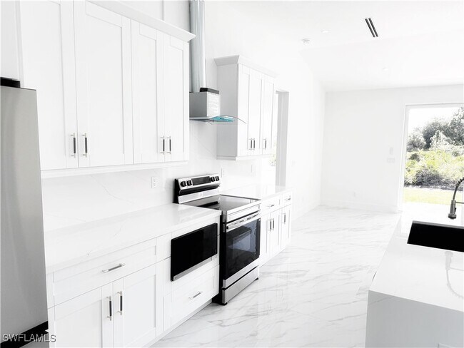 Photo - 852 Chipley St E