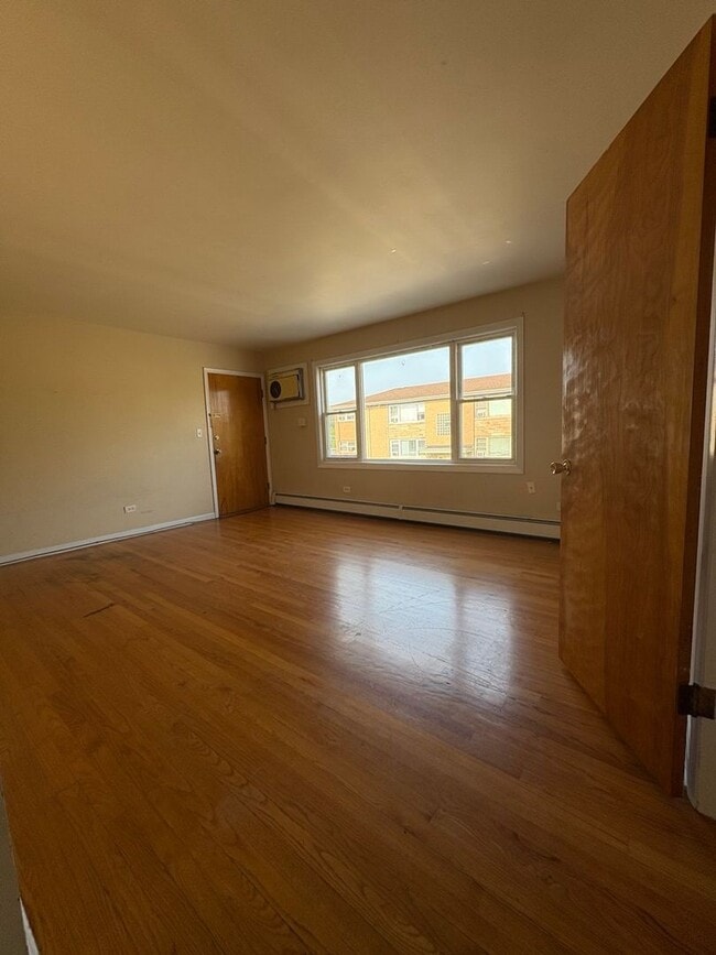 Building Photo - 2674 Clarke St Unit 2E Rental